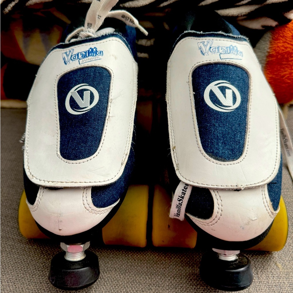 VNLA junior skates M6/L7